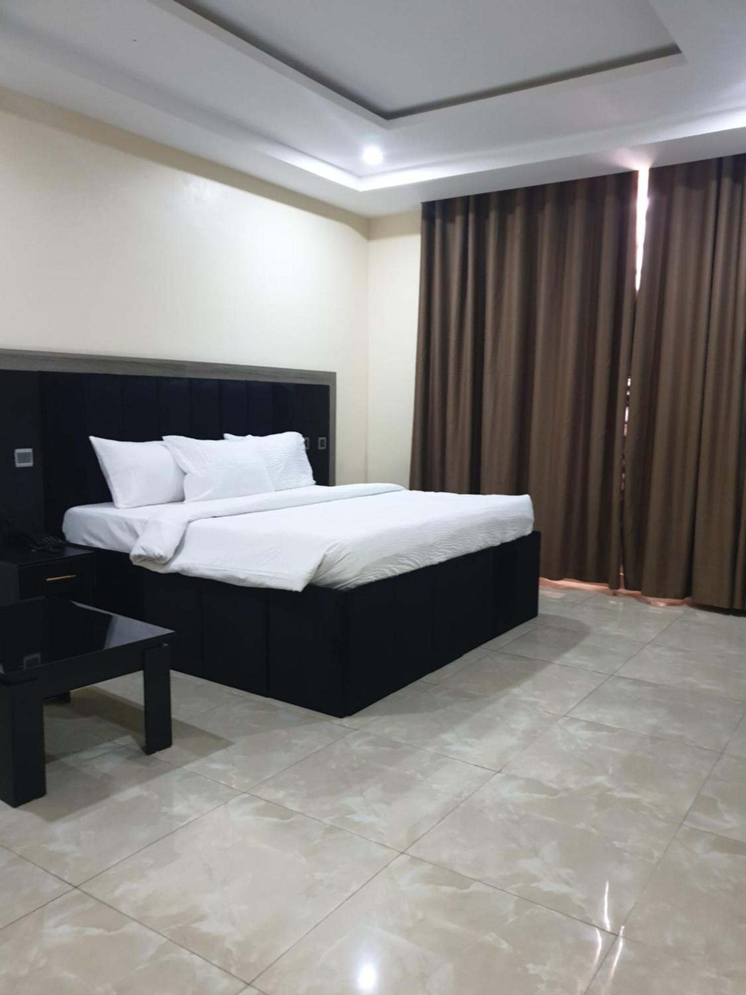 Golphins Suites & Hotel Abuja Buitenkant foto