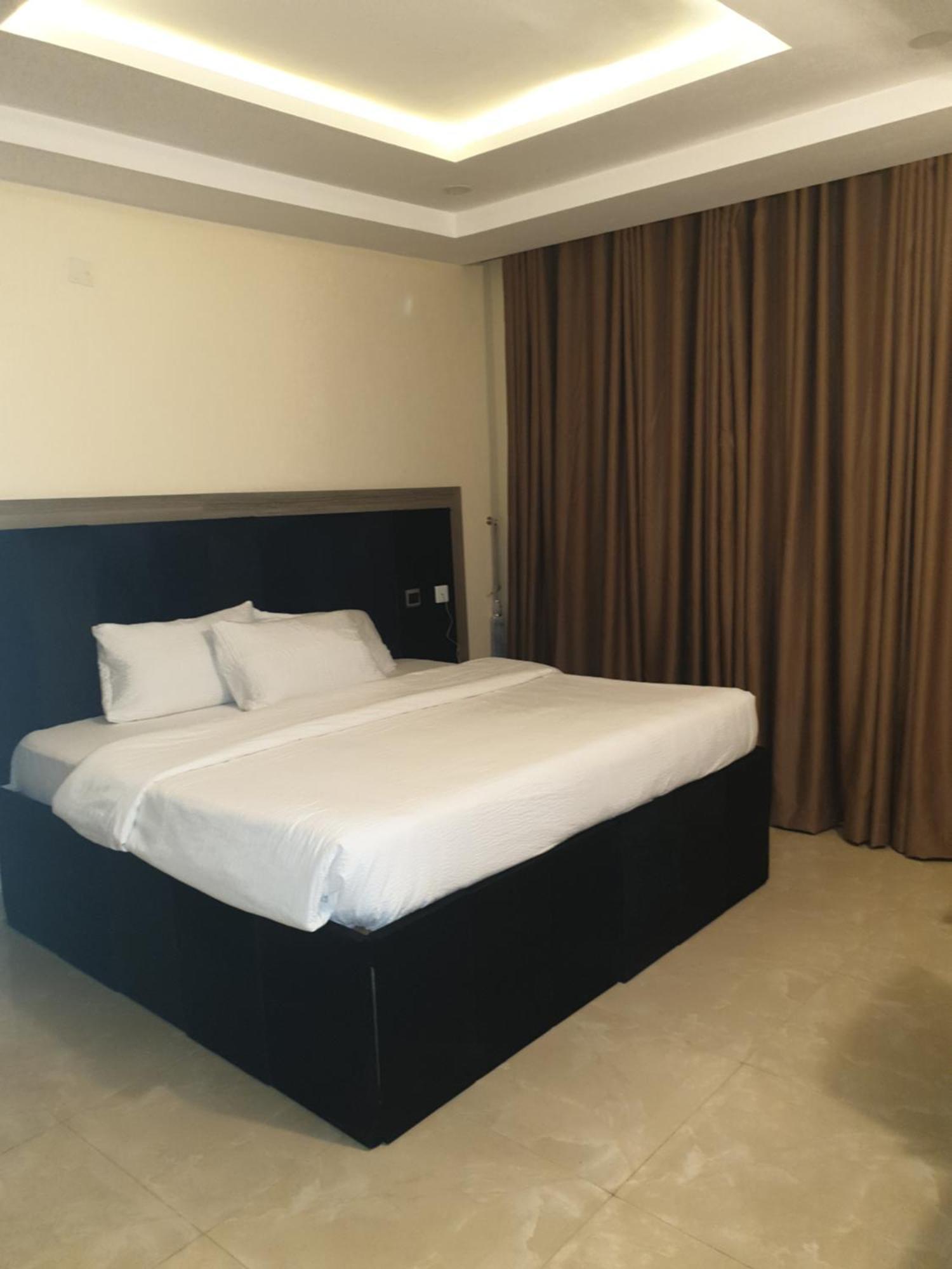 Golphins Suites & Hotel Abuja Buitenkant foto