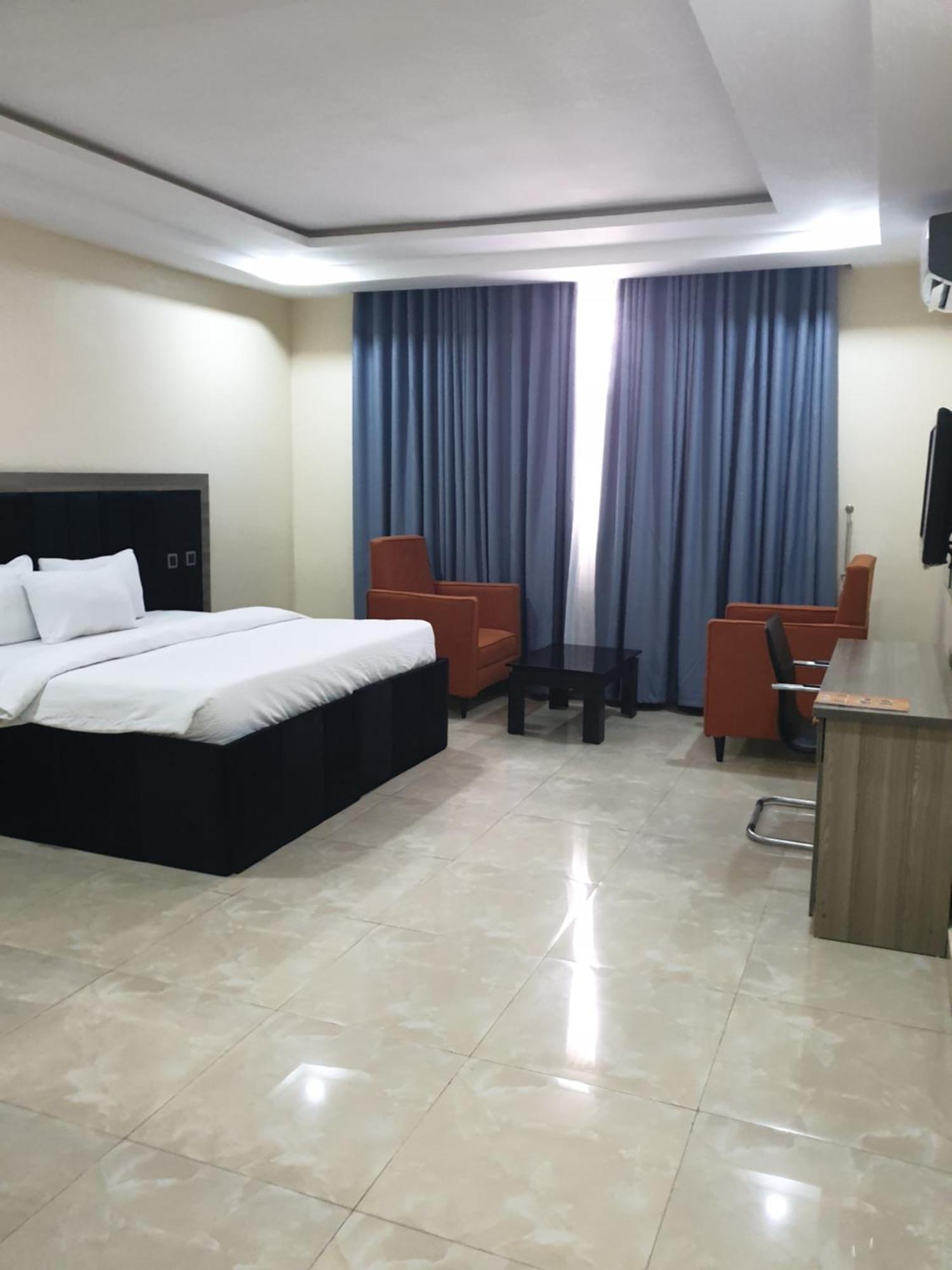 Golphins Suites & Hotel Abuja Buitenkant foto